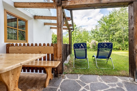 Outdoor dining. Apartment "Lindenhof 8" with Shared Garden & Wi-Fi
