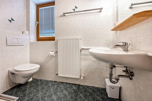 Bathtub, towels - Apartment "Lindenhof 8" with Shared Garden & Wi-Fi (Vandoies)