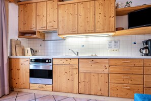 Fridge, oven, stovetop, dishwasher - Apartment "Lindenhof 8" with Shared Garden & Wi-Fi (Vandoies)