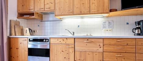 Réfrigérateur, un four, surface de cuisson, lave-vaisselle