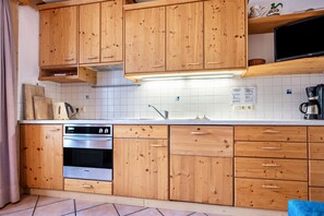 Fridge, oven, stovetop, dishwasher - Apartment "Lindenhof 8" with Shared Garden & Wi-Fi (Vandoies)