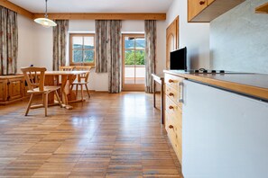 Dining - Apartment "Lindenhof 9" with Shared Garden & Wi-Fi (Vandoies)