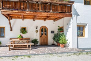 Outdoor dining - Apartment "Lindenhof 9" with Shared Garden & Wi-Fi (Vandoies)
