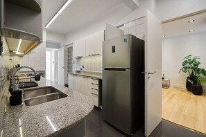 Refrigerador, microondas, horno, placa de cocina
