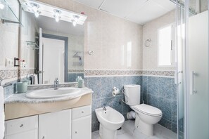 Regadera, secadora de cabello, toallas 