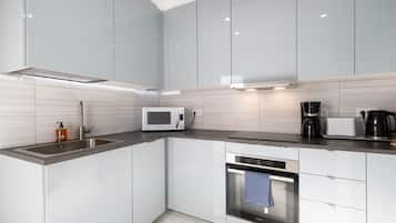 Coffee/tea maker, fridge, microwave, oven