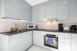 Fridge, microwave, oven, stovetop