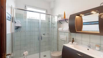 Badekar, hårtørrer, håndklæder