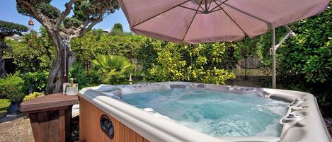 Bañera de hidromasaje al aire libre