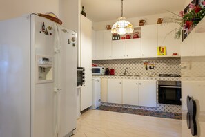 Fridge, microwave, oven, stovetop - Villa "Azzurra" with Sea View, Private Terrace & A/C (Mazzaforno)