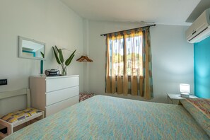 4 bedrooms, iron/ironing board, WiFi, bed sheets - Villa "Azzurra" with Sea View, Private Terrace & A/C (Mazzaforno)