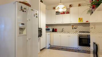 KylskÄp, mikrovÄgsugn, ugn och spishÀll