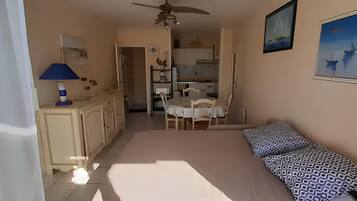 1 soveværelse, strygejern/strygebræt