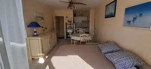 1 soveværelse, strygejern/strygebræt