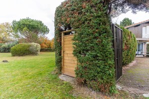 Property grounds - Vacation Home "Villa Jumelée Proche Des Plages Du" with Garden & Terrace (Biscarrosse)