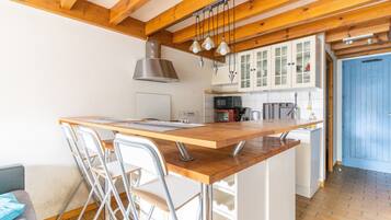 Kjøleskap, mikrobølgeovn, kokeplater og oppvaskmaskin