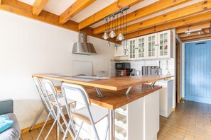 Kühlschrank, Mikrowelle, Herdplatte, Geschirrspüler