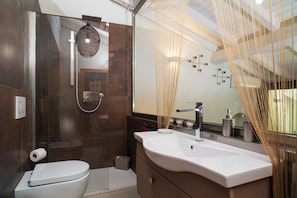 Een douche, gratis toiletartikelen, een haardroger