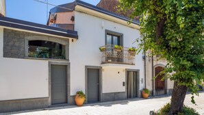 A building with a balcony, a door, and a window. - Holiday Home "Sikelia Relais" with Mountain View & Wi-Fi (Linguaglossa)