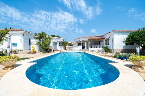Holiday Home "Palmera" with Shared Pool & Wi-Fi