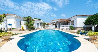 Holiday Home "Palmera" with Shared Pool & Wi-Fi