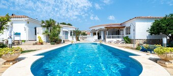 Holiday Home "Palmera" with Shared Pool & Wi-Fi