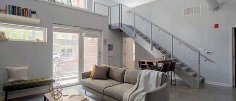 Televisión, chimenea y oficina