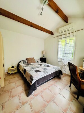 2 عدّة غرف نوم ومكواة/لوح كي وواي فاي وملاءات أسرّة