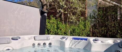 Bañera de hidromasaje al aire libre