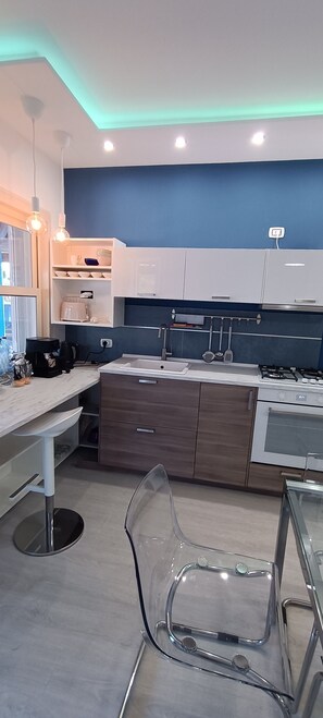 Fridge, microwave, oven, stovetop - VILLA LUISA THE GARDEN ON THE SEA (Sicilia)