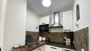 Wasserkocher mit Kaffee-/Teezubehör, Kühlschrank, Mikrowelle, Herdplatte