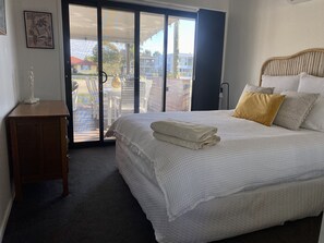 2 bedrooms, iron/ironing board, WiFi, bed sheets - Cute Canal Front Duplex, 300m to the Beach, Pet Friendly (Palm Beach)