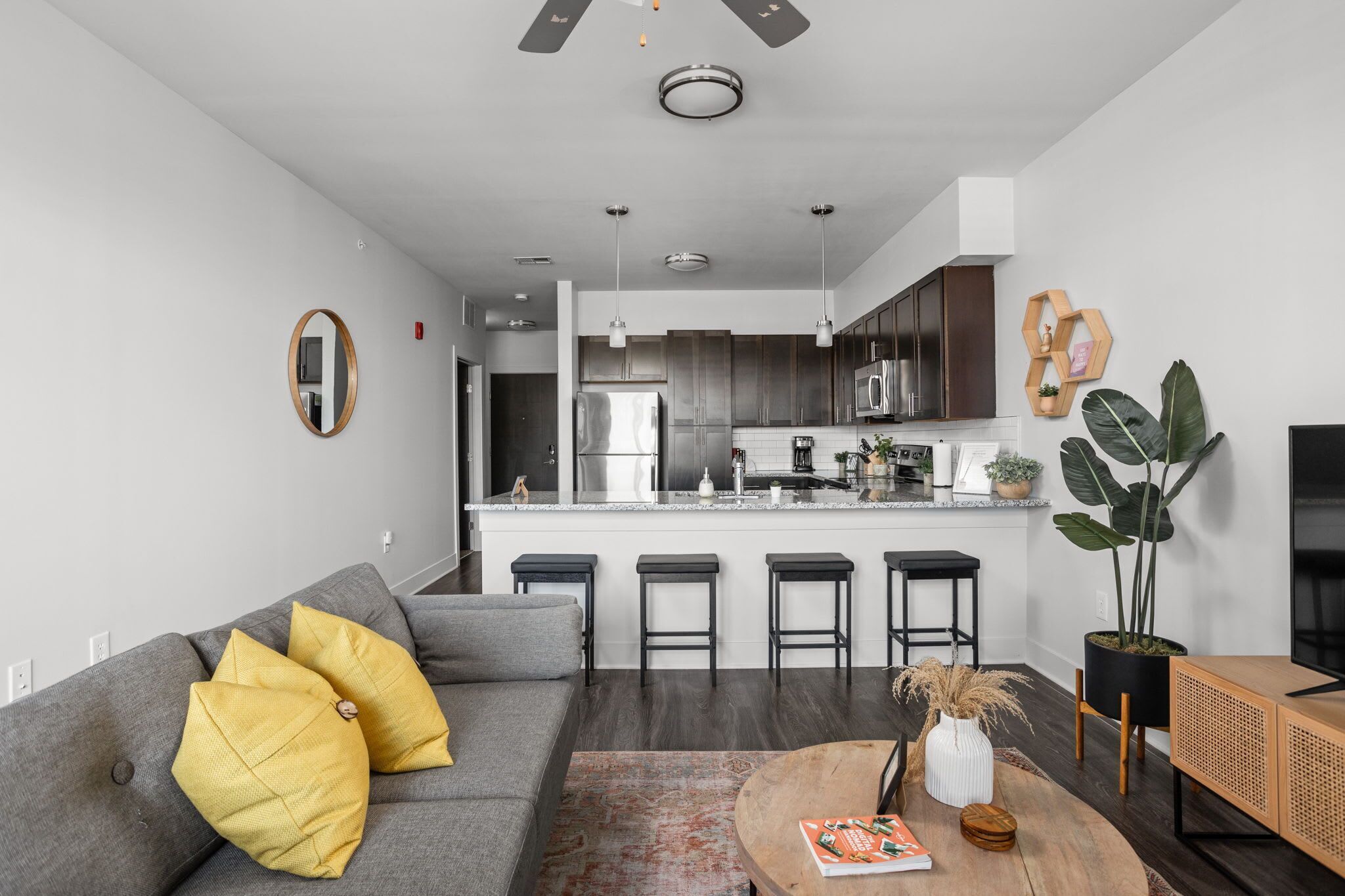 Departamento, 2 habitaciones | Área de sala de estar | Smart TV de 43 pulgadas con canales digitales y televisión 