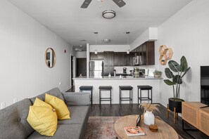 Appartement, 2 chambres | Coin séjour | TV connectée de 43 pouces avec chaînes numériques, télévision