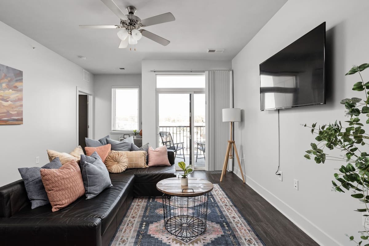 Apartment, 2 Bedrooms | Ruang tamu | 43 inci sebuah televisyen pintar dengan digital, TV