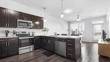 Apartment, 2 Bedrooms | Private kitchen | Fridge, microwave, oven, stovetop