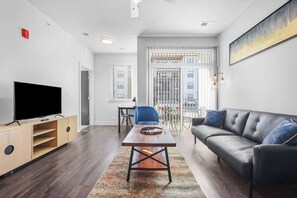 Appartement, 1 chambre | Coin séjour | TV connectée de 43 pouces avec chaînes numériques, télévision