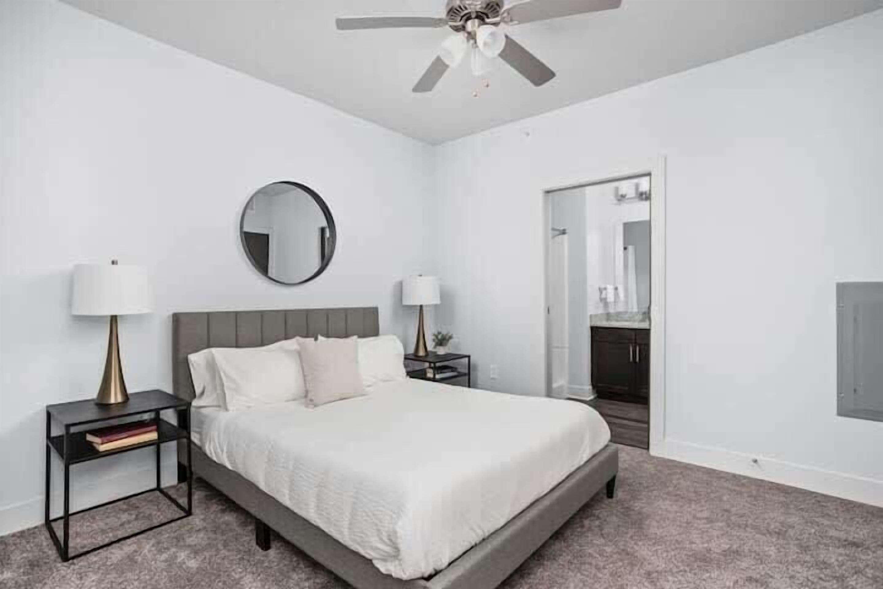 Tabla de planchar con plancha, wifi gratis y ropa de cama 