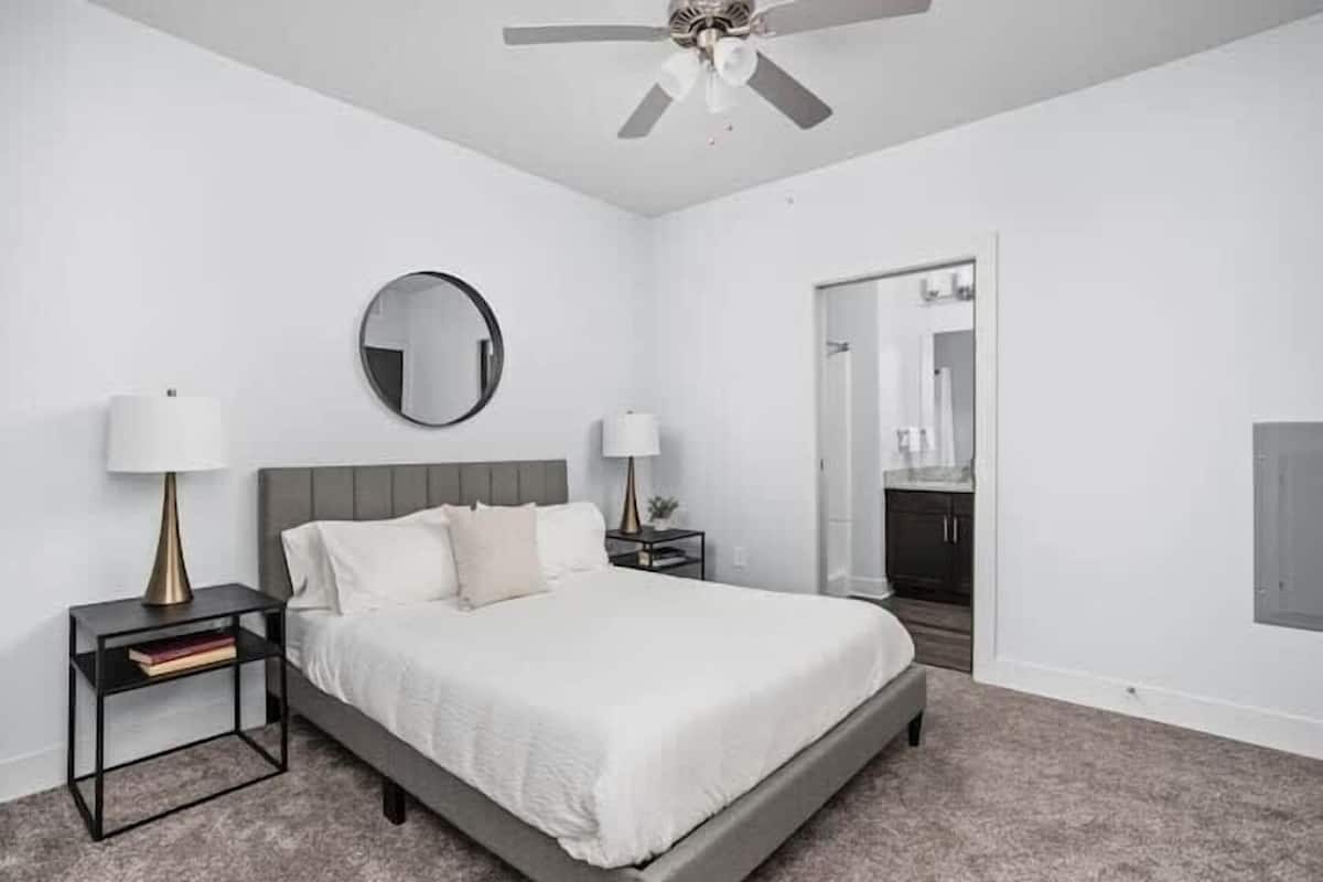 Silitysrauta/-lauta, ilmainen Wi-Fi, vuodevaatteet