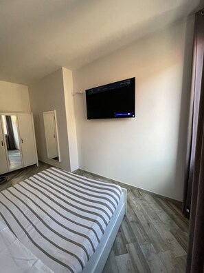 2 chambres, fer et planche à repasser, Wi-Fi, draps fournis