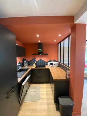 Frigorifero, microonde, forno, piano cottura