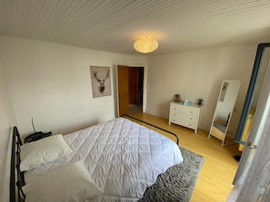 4 bedrooms, iron/ironing board, free WiFi