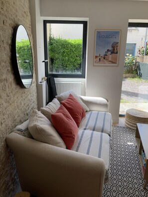 TV, books - Maison en Pierre 4 Chambres, Mer, Commerces 150 Metres (Saint-Aubin-sur-Mer)