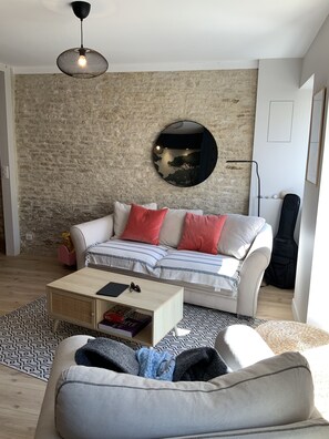 TV, books - Maison en Pierre 4 Chambres, Mer, Commerces 150 Metres (Saint-Aubin-sur-Mer)