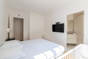 3 多间卧室、办公桌、WiFi、床单