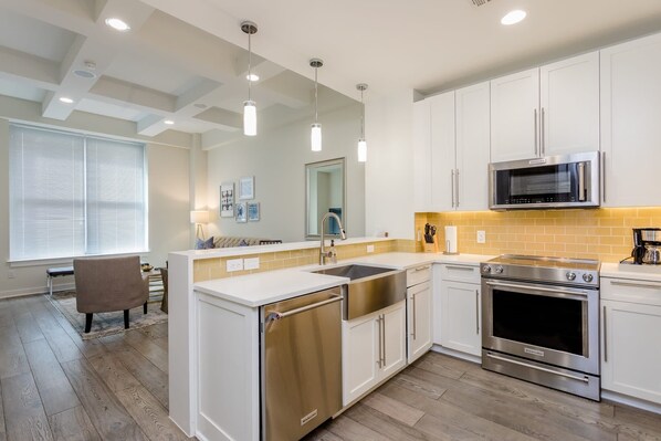 Frigorifero, microonde, forno, piano cottura