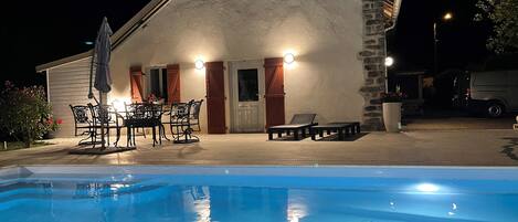 Utomhuspool och uppvärmd pool