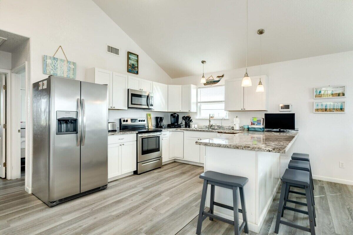 Frigorífico, microondas, horno y placa de cocina