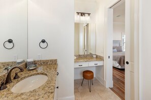 Ducha y bañera combinadas, secador de pelo, toallas y jabón