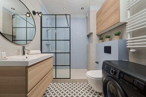 Douche, sèche-cheveux, serviettes fournies